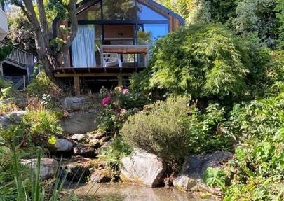 Central Wanaka Oasis, Tiny Home, Mountain Views & Spring Water in Wanaka