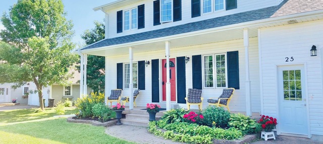 Centrally Located Bright and Spacious 4 Bedroom with Hot tub in Charlottetown