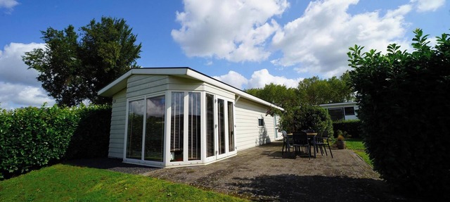 Chalet with 3 bedrooms and a terrace in Halfweg