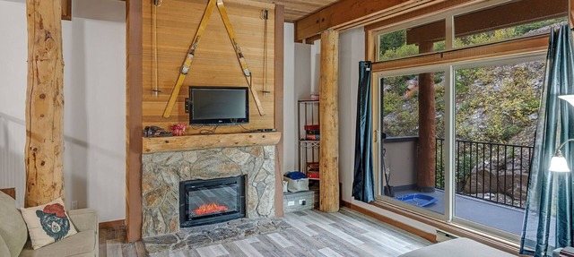 Champagne Powder Chalet! Best Ski In/Out at Big White. Sleeps up to 7ppl. in Beaverdell