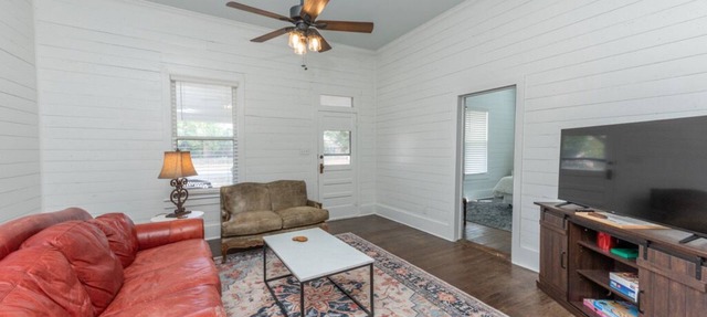 Charming 3-bedroom house with AC and WiFi in fabulous Luling in Luling