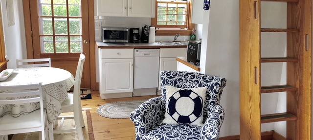 Charming Post and Beam Cottage! Walk to the beach, Tennis, Bike Path, & Shuttle in Nantucket