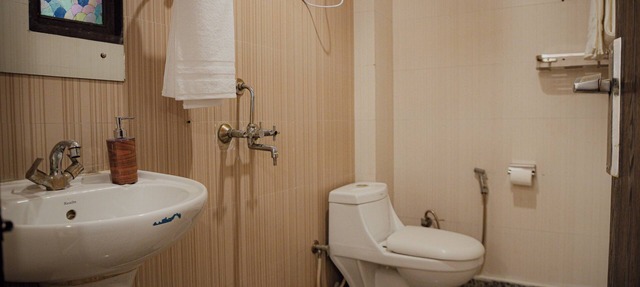 Chhatarpur’s Chic 3BHK Retreat with WiFi, AC in wonderful New Delhi in New Delhi