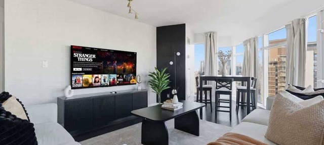 Chic Metropolitan Suite Skyline Views & Parking in Toronto