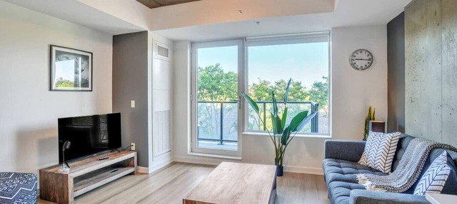 Chic Urban 1BR Apt with Balcony and Skyline Views in Ottawa