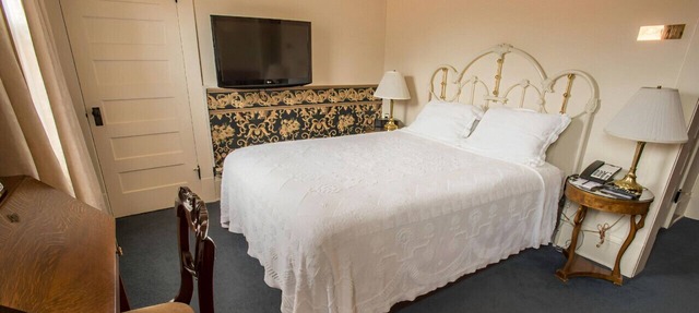 Classic & Elegantly Appointed Room for Couples! in Boulder