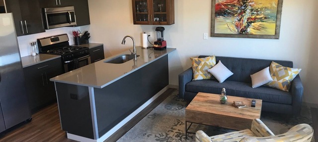 Condo with deck facing the mountain, bike path and restaurant across the street, 5 min driving from down town in Boulder