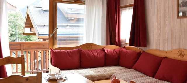 Cozy 2-Room Apartment for 4 with South-Facing Balcony, Parking, and Pool in Central Méribel in Méribel