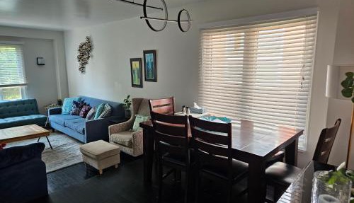 Cozy and comfortable home - Living room and Kitchen is shared in Pickering