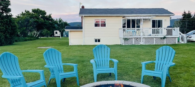 Cozy cottage w/sunset views + quick walk to a private beach (dog friendly!) in Petit Etang