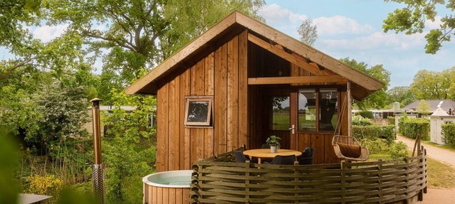 Cozy cottage with hot tub, right on the Regge River. Check out the pictures! in Zuna