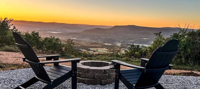 Cozy retreat with picturesque views! Close to restaurants, hiking and river. in Jasper