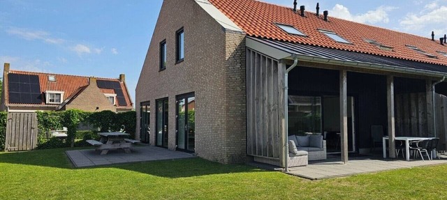 De Plevieren is a building with four luxury apartments in Buren. in Buren