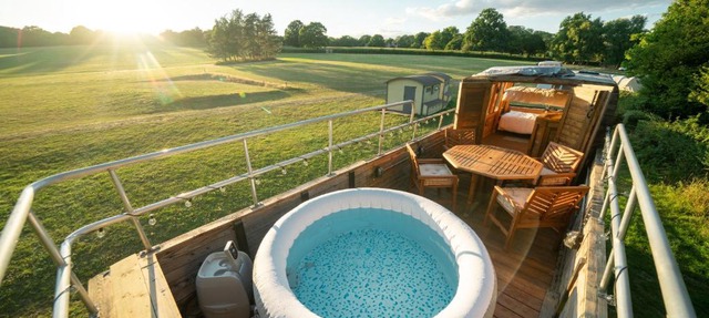 Delightful Converted Double Decker Bus with Hot Tub sleeps 4 in Uckfield