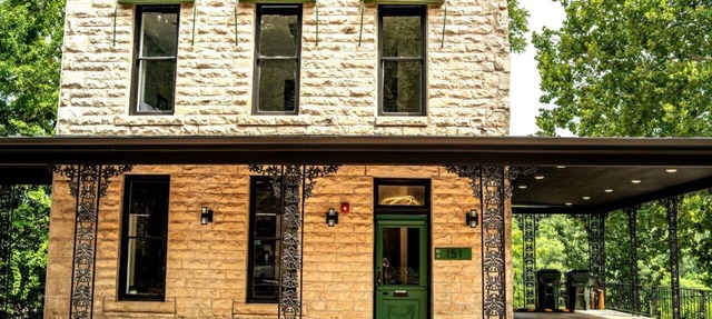 Downtown+HotTub+Wifi+FreeParking Entire Building @151 Spring in Eureka Springs