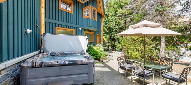 Dreamy Log 5 BR Ski Chalet with Hot Tub & BBQ in Whistler