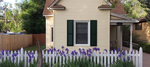 Easy Walk to Shops, Restaurants and parks. Pet Friendly with fenced backyard. in Colorado Springs