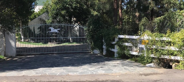 Enjoy Peace & Quite of Country Living Near the Attractions of the City in Elfin Forest