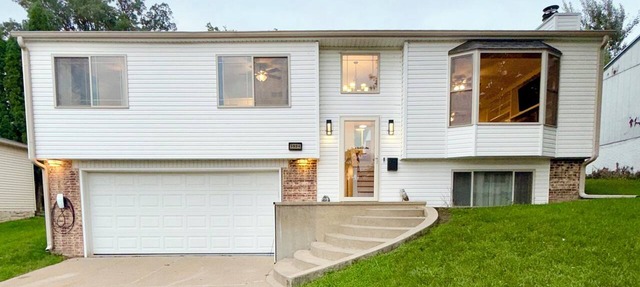 EV charger modern 4 bedroom, 3 Bathroom house in great neighborhood Cedar Rapids in Cedar Rapids
