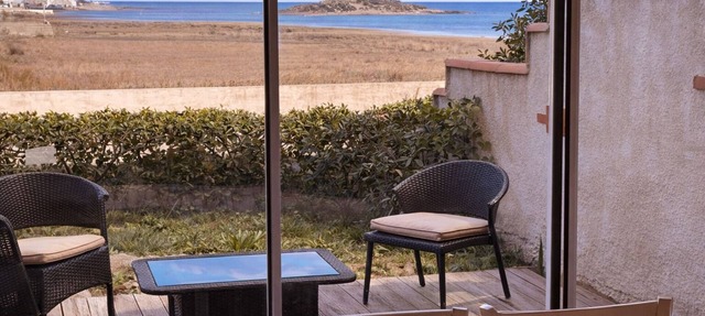 🌊 Exceptional Seafront Villa – Direct Beach Access, Pool & Absolute Tranquility in Fleury