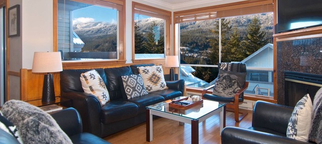 Family size townhouse- Private Hot tub ,walk to ski path for ski in/out at Creekside Gondola in Whistler