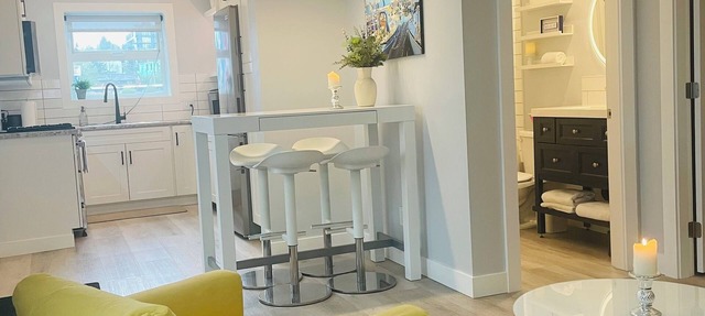 Floating Speakeasy Retreat | Unique & Modern | Minutes to SeaBus & Downtown in North Vancouver