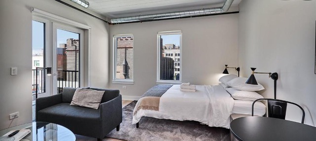 FRONTDESK Chic Open Wrigleyville Studio Apt in Chicago