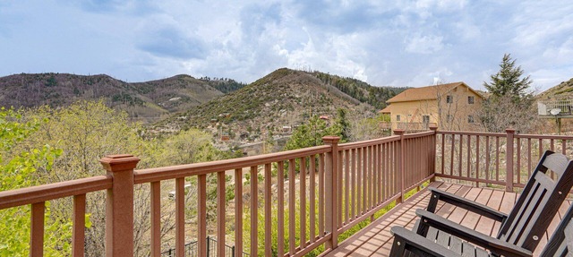Gorgeous 4-bedroom cabin in enjoyable Summerhaven getaway +game room in Summerhaven