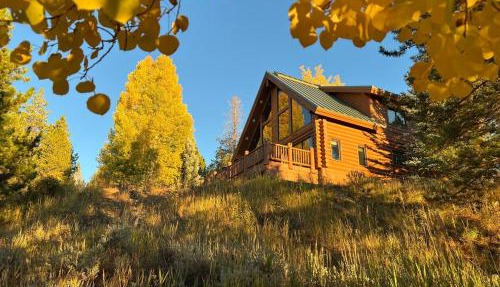 Granby Panoramic Paradise! Hot tub and firepit! in Granby