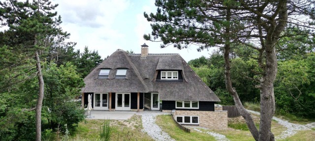Grauwe Duun, a beautiful villa for 10 people close to the beach entrance. in Buren