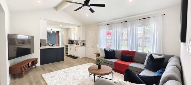 H-Town Hideout :King Suite, 4 bedrooms close to attractions and restaurants in Houston
