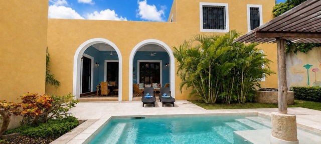 ★Hacienda Style★ Friends & Family oriented ♥Pool♥ BBQ, Netflix, Free Parking, AC in Centro