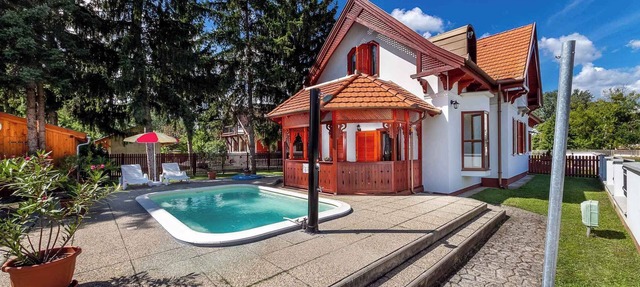 Holiday home with air conditioning and outdoor pool in Balatonberény
