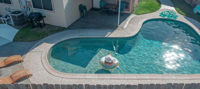 HoustonGem with a Dreamy Pool & Jacuzzi includes Wifi with 6beds in Houston