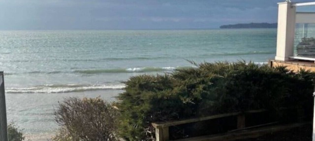 IN THE MOMENT Luxury Beachfront Paradise, with private beach access, BBQ, AC in Crystal Beach