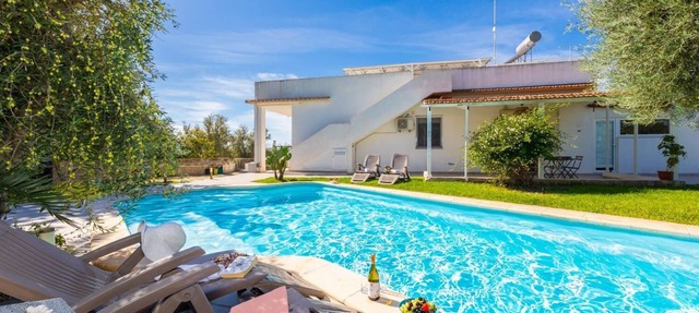 Villa Malamuri - Four Bedroom Villa, Sleeps 10 in Caucana-finaiti-casuzze-finaiti Nord