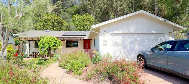 Just one mile from the beach, you'll find our charming and modern 3BR, 2BA house. in Soquel