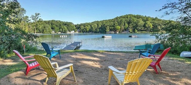 Lakefront Emerald Cove Cottage-3 bd, 2 ba -Sleeps 10 in Newaygo