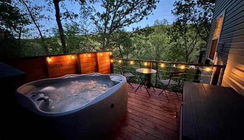 Loft lakefront house with hot tub, firepit, balconies in Eureka Springs