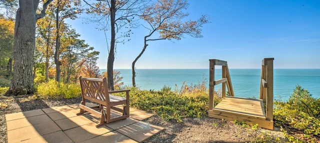 Luxe Waterfront Haven: Private Beach, Hot Tub in Benton Harbor
