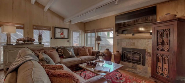 Luxurious. 5 Star Property. Walk to Lifts & Main Street. Hot tubs & heated pool. in Breckenridge