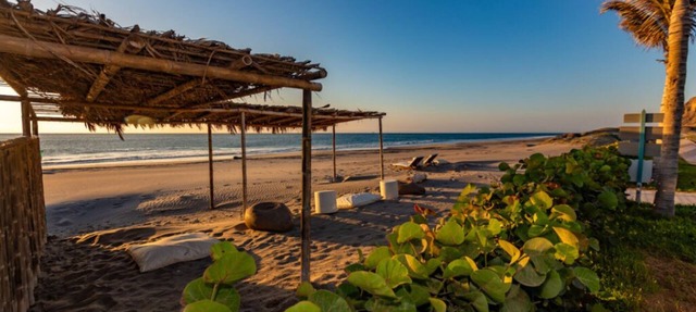 Luxurious Beachfront 6-bedroom house with WiFi, AC in brilliant Ñuro in Talara
