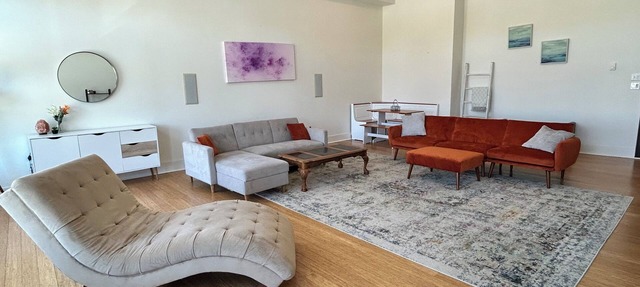 Luxury Downtown Loft w/Rooftop Patio & Sauna - Sleeps 12 - Walk to Square in Fairfield