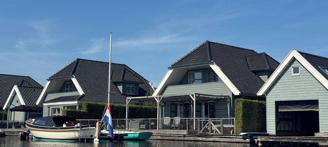 Luxury holiday home on the Sneekermeer in Sneek, Friesland in OFFINGAWIER