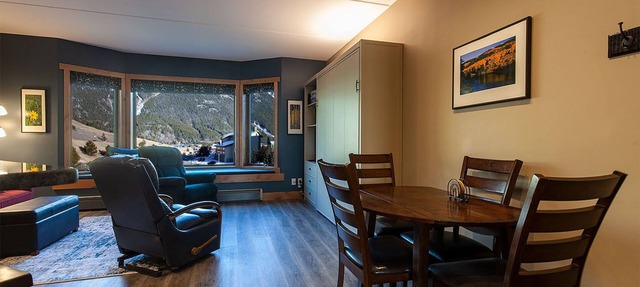 LUXURY STUDIO+BUNK ROOM, VIEWS, MINS TO LIFTS/SHOPS, ONSITE HOT TUB, GARAGE in Copper Mountain