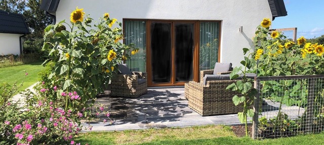 Luxury vacation home that sleeps 6 adults, with a sauna, solar shower, and 3 bedrooms in Den Oever
