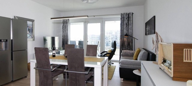 "MarinaView366" Vacation Rental in Bremerhaven. Enjoy the unique view of the marina, a restful night's sleep on high-quality box-spring mattresses, and a convenient bike storage area. in Bremerhaven