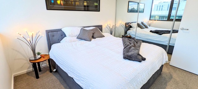 Modern 1-Bedroom Apartment - Close to City Centre & ANU, free parking in Lyneham