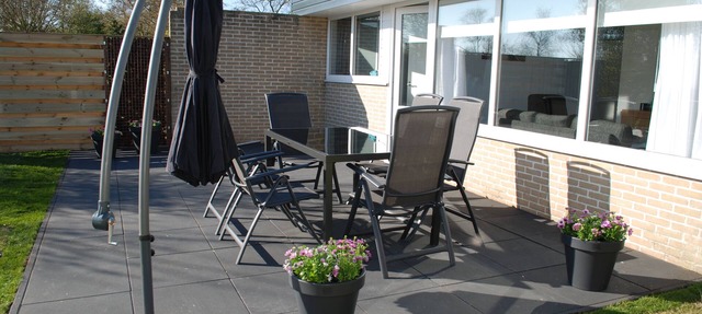 Modern bungalow with parking, large garden, short by the sea, pets allowed in Sint Maartensvlotbrug