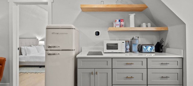 Modern Comfort Meets Historic Charm with Parking & Dog-Friendly in Denver